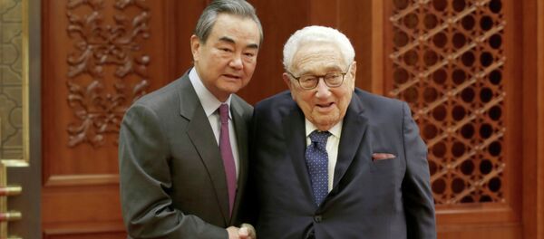 Бывший помощник президента США по национальной безопасности и экс-госсекретарь Генри Киссинджер и глава МИД КНР Ван - 俄罗斯卫星通讯社