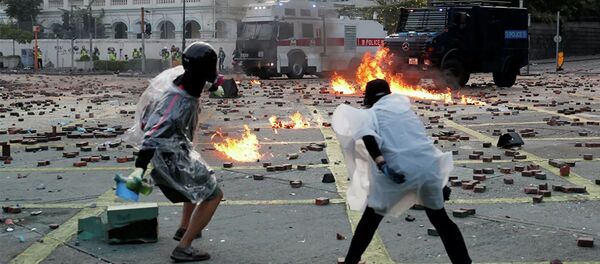 Протестующие бросают коктейли Молотова в полицейские машины возле Гонконгского политехнического университета - 俄羅斯衛星通訊社