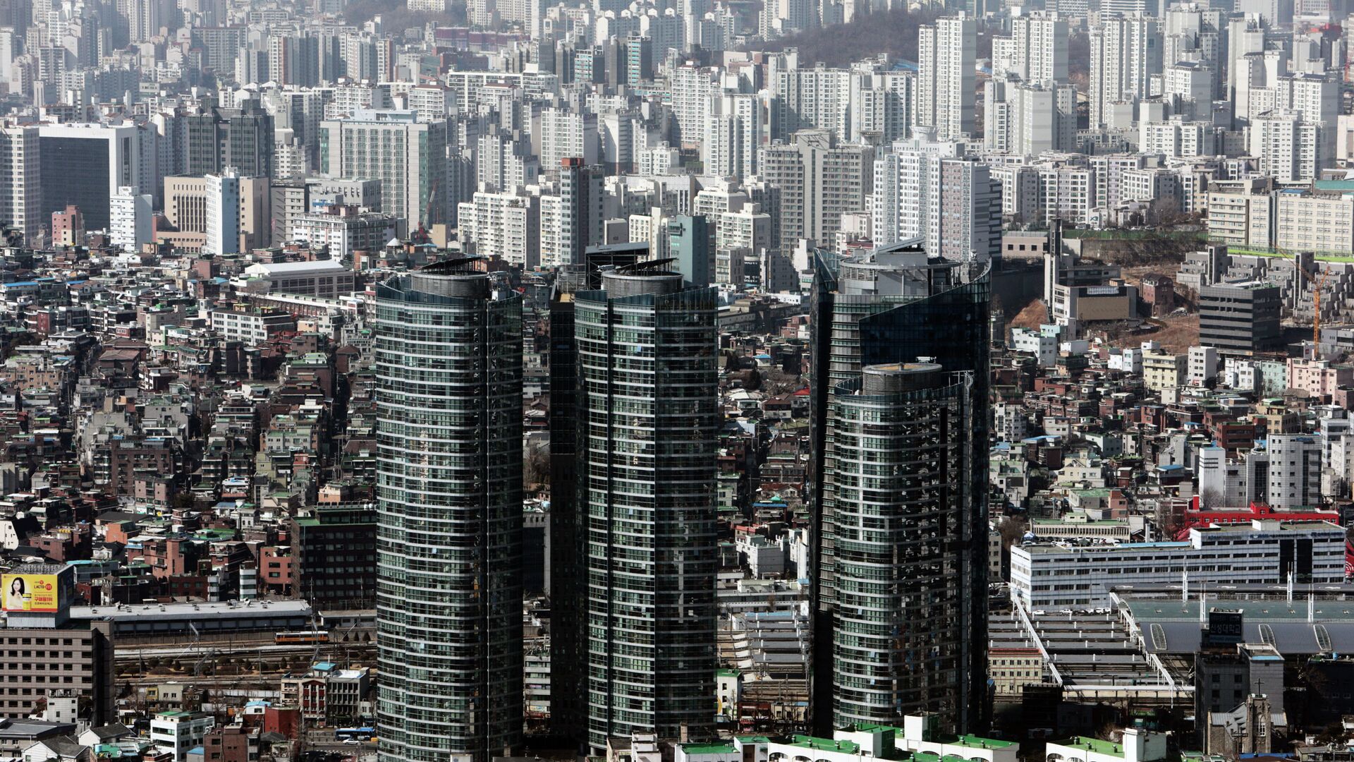 Вид на Сеул со смотровой площадки парка Намсан. - 俄罗斯卫星通讯社, 1920, 06.04.2021
