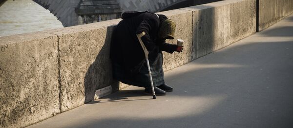 Нищенка просит милостыню на одной из улиц Парижа, Франция - 俄罗斯卫星通讯社