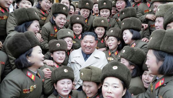  Kim Jong Un (C) inspecting a women's company under Unit 5492 - 俄罗斯卫星通讯社
