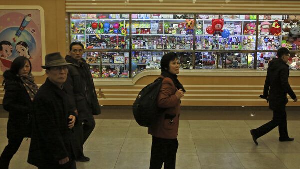 Прохожие возле магазина игрушек в Пхеньяне - 俄羅斯衛星通訊社