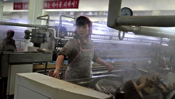 Работница шелкового комбината имени Ким Чен Сук в Пхеньяне - 俄羅斯衛星通訊社