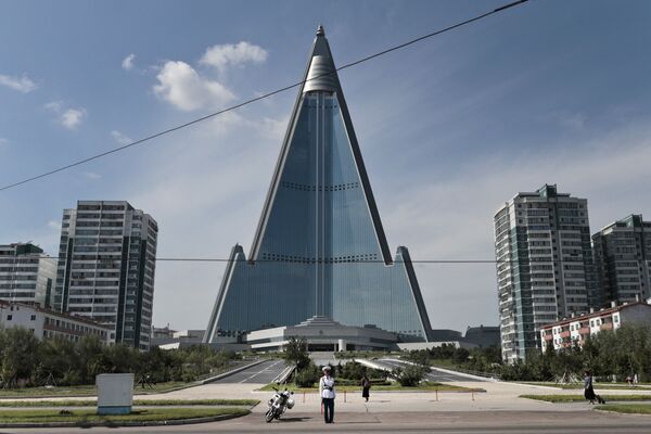 Полицейский около 105-этажного отеля Ryugyong в Пхеньяне - 俄罗斯卫星通讯社