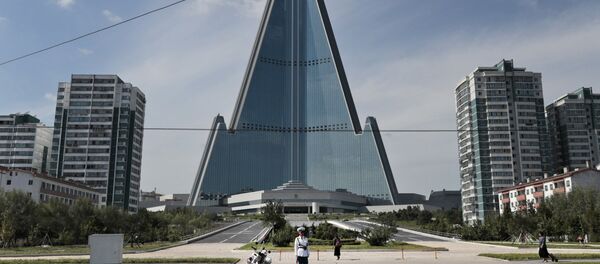 Полицейский около 105-этажного отеля Ryugyong в Пхеньяне Полицейский около 105-этажного отеля Ryugyong в Пхеньяне - 俄罗斯卫星通讯社