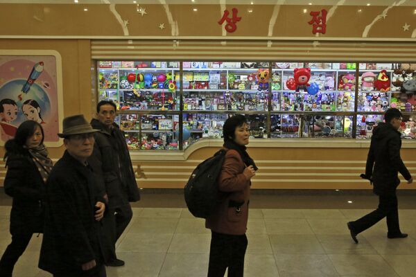 Прохожие возле магазина игрушек в Пхеньяне - 俄罗斯卫星通讯社