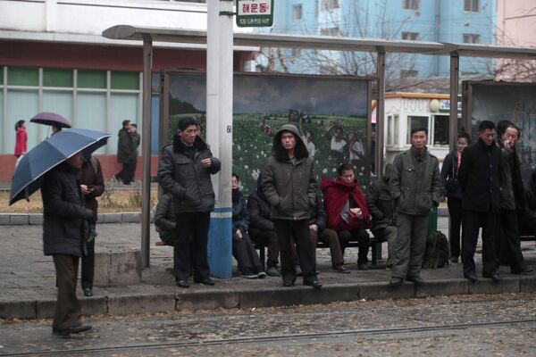 Люди на трамвайной остановке в Пхеньяне - 俄羅斯衛星通訊社