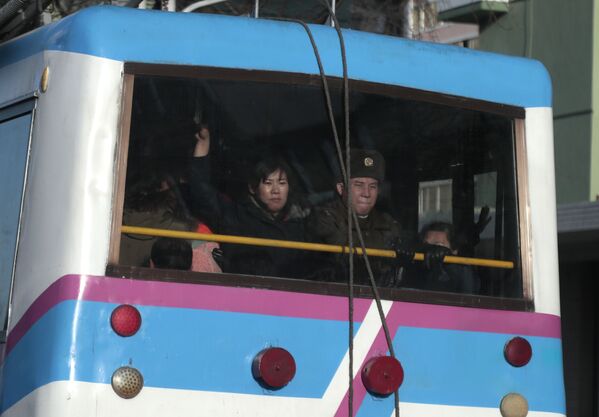 Пассажиры троллейбуса в Пхеньяне, Северная Корея - 俄羅斯衛星通訊社