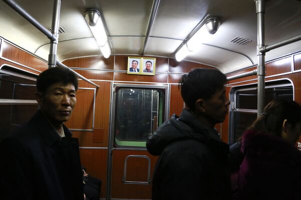 Портреты покойных северокорейских лидеров Ким Ир Сена (слева) и его сына Ким Чен Ира в вагоне метро в Пхеньяне, Северная Корея - 俄羅斯衛星通訊社