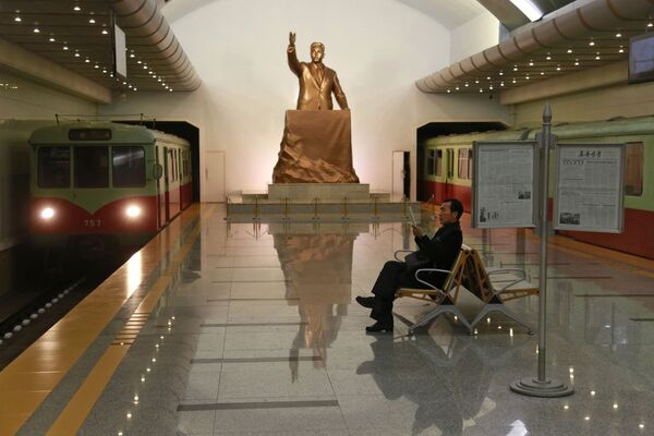 Статуя покойного лидера Северной Кореи Ким Ир Сена на станции метро Kaeson в Пхеньяне, Северная Корея - 俄罗斯卫星通讯社