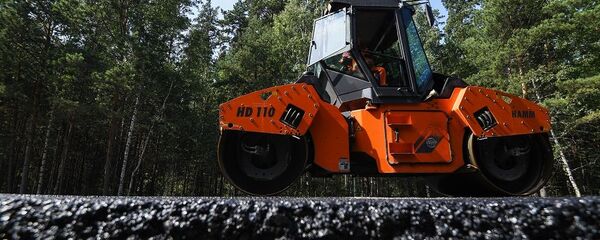 Дорожно-строительная техника во время укладки верхнего слоя асфальтобетона на автомобильной дороге Новосибирск-Колывань-Томск в Новосибирской области в рамках национального проекта Безопасные и качественные автомобильные дороги - 俄羅斯衛星通訊社