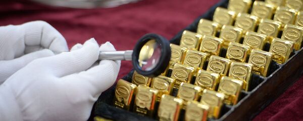 Рабочий рассматривает золотые слитки - 俄羅斯衛星通訊社
