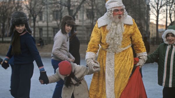 Дед Мороз с детьми на катке на Чистых прудах, 1973 год - 俄羅斯衛星通訊社