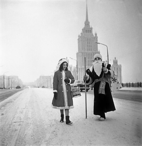 Дед Мороз и Снегурочка  в Москве, 1966 год - 俄罗斯卫星通讯社