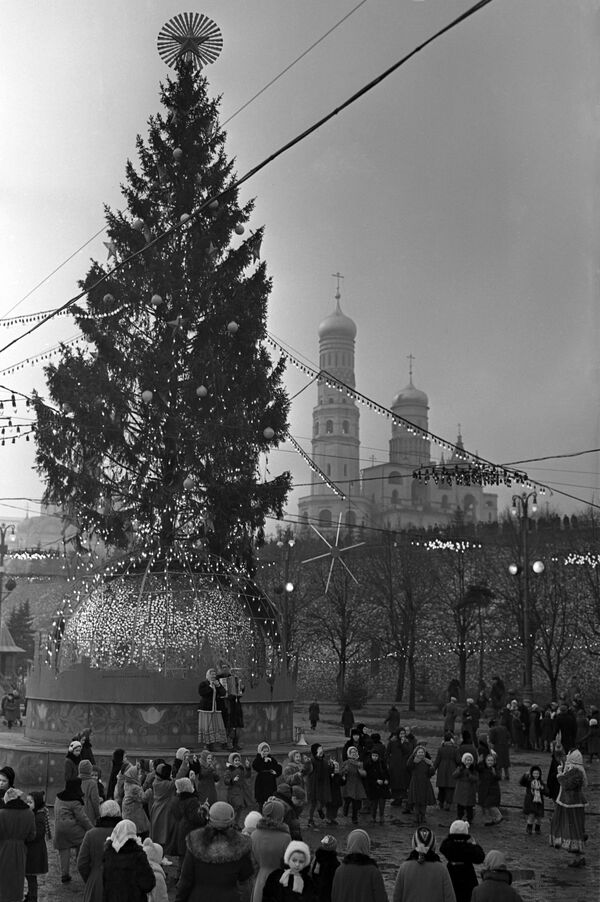 Детвора у Новогодней елки в Тайницком саду Московского Кремля, 1960 год - 俄罗斯卫星通讯社