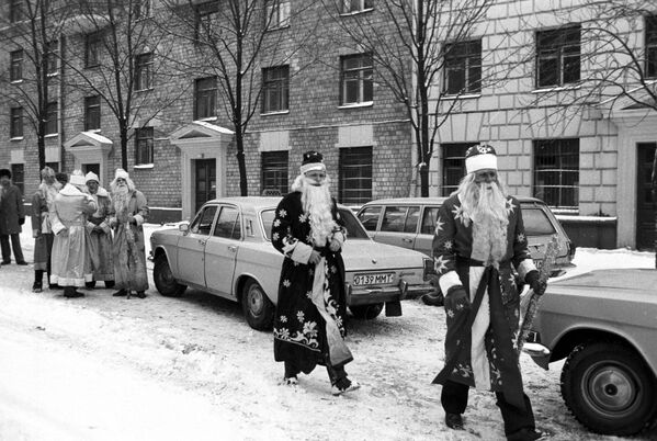 Деды Морозы накануне Нового года на улицах Москвы, 1985 год - 俄罗斯卫星通讯社