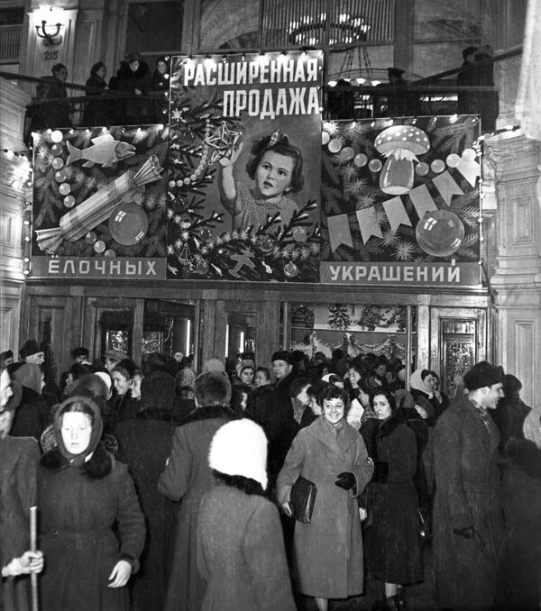 Продажа елочных украшений в Государственном универсальном магазине в Москве, 1956 год - 俄羅斯衛星通訊社