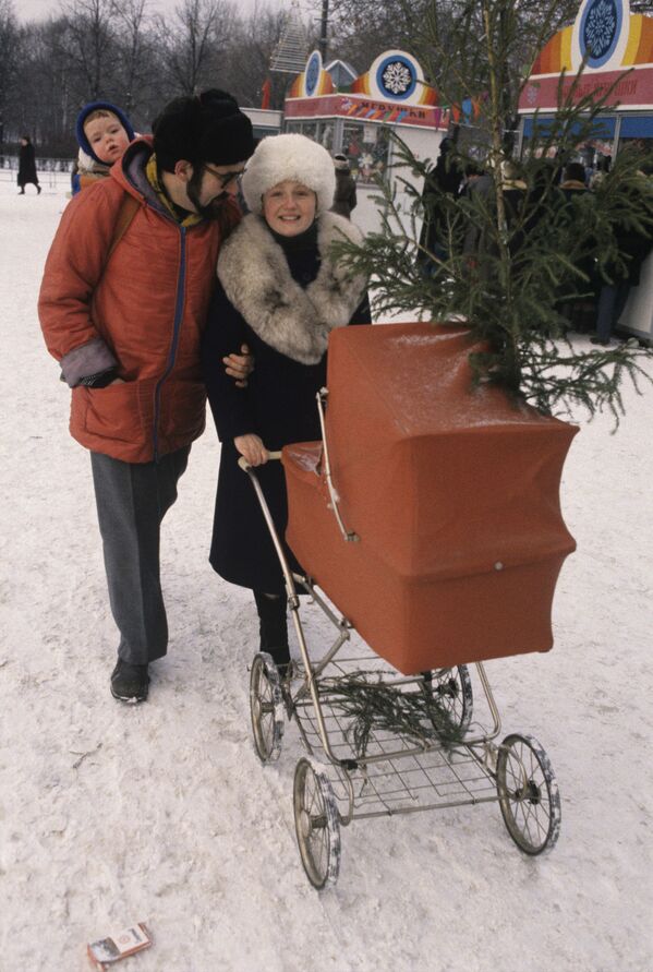 Семья москвичей идет с новогоднего елочного базара, 1987 год - 俄羅斯衛星通訊社