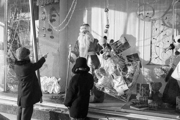 Дети у витрины магазина в канун Нового года, 1971 год - 俄罗斯卫星通讯社