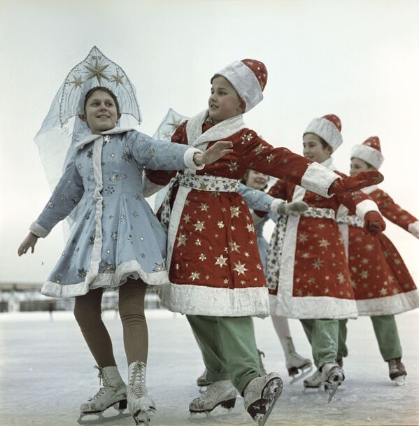 Ученики детской школы фигурного катания катке в Лужниках во время новогодних праздников, 1966 год - 俄羅斯衛星通訊社