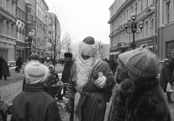 Дед Мороз на одной из улиц Москвы накануне Нового года, 1986 год - 俄罗斯卫星通讯社