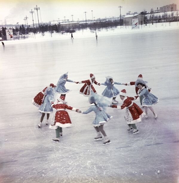 Ученики детской школы фигурного катания катке в Лужниках во время новогодних праздников, 1966 год - 俄罗斯卫星通讯社