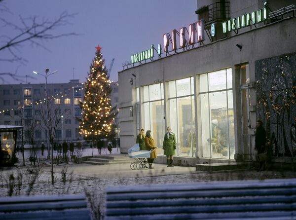 Новогодняя елка у ювелирного магазина Рубин, 1974 год - 俄罗斯卫星通讯社