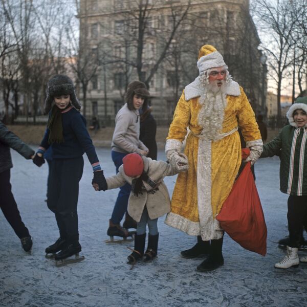 Дед Мороз с детьми на катке на Чистых прудах, 1973 год - 俄羅斯衛星通訊社