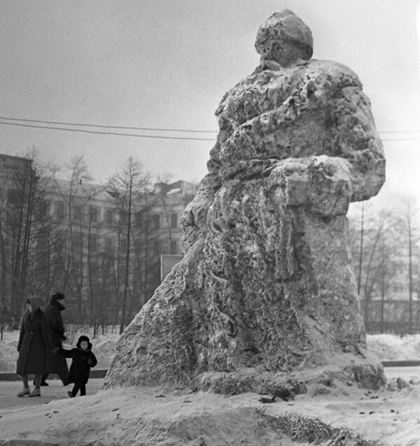 Ледяная скульптура Деда Мороза на одной из площадей Якутска, 1965 год - 俄罗斯卫星通讯社