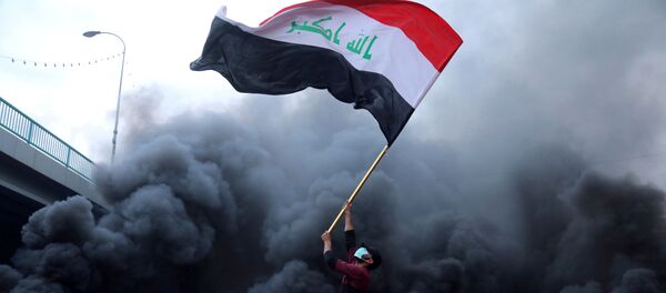 Участник антиправительственных акций протеста в Ираке с иракским флагом Участник антиправительственных акций протеста в Ираке с иракским флагом - 俄羅斯衛星通訊社