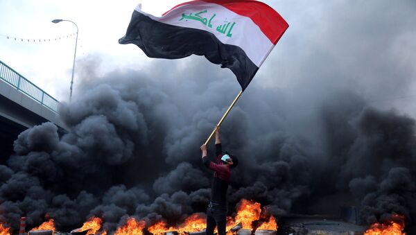 Участник антиправительственных акций протеста в Ираке с иракским флагом - 俄羅斯衛星通訊社