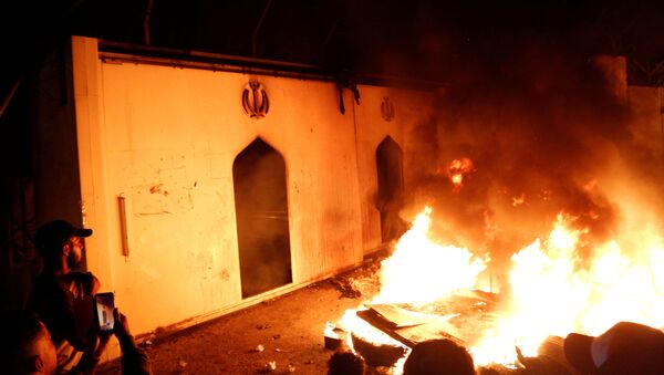 Протестующие у горящего иранского консульства, пострадавшего в ходе продолжающихся антиправительственных акций протеста в Ираке - 俄羅斯衛星通訊社