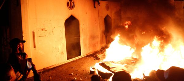 Протестующие у горящего иранского консульства, пострадавшего в ходе продолжающихся антиправительственных акций протеста в Ираке - 俄羅斯衛星通訊社