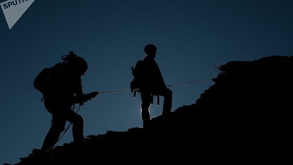 英国盲人攀岩者征服137米老人岩 - 俄罗斯卫星通讯社