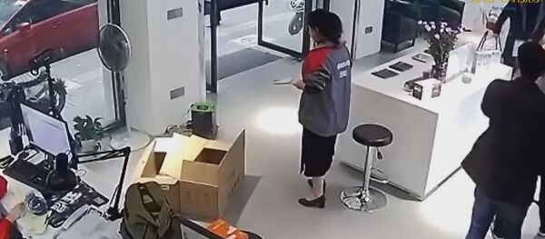 Батарея электромобиля взрывается во время зарядки в магазине - 俄羅斯衛星通訊社