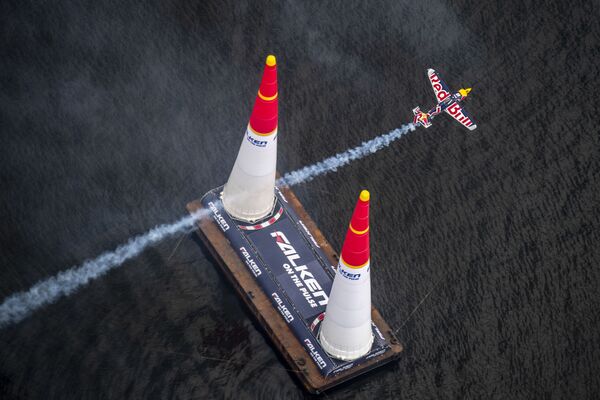 Пилот Мэтт Холл в финале сезона Red Bull Air Race World Championship в Тиба, Япония - 俄羅斯衛星通訊社