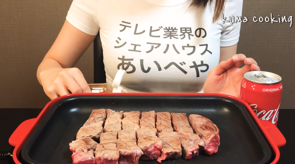 日本美食博主找到廣告投放最佳場所 - 她的胸前 - 俄羅斯衛星通訊社