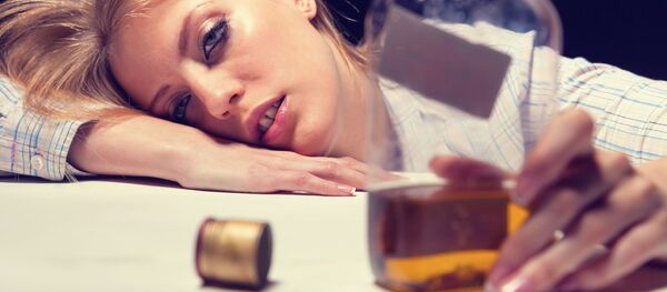 Женщина с бутылкой алкоголя в руке - 俄罗斯卫星通讯社