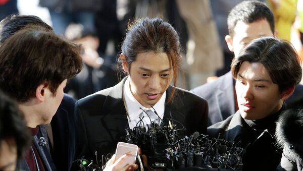 In this March 14, 2019, file photo, K-pop singer Jung Joon-young, center, speaks upon his arrival at the Seoul Metropolitan Police Agency in Seoul, South Korea. - 俄羅斯衛星通訊社