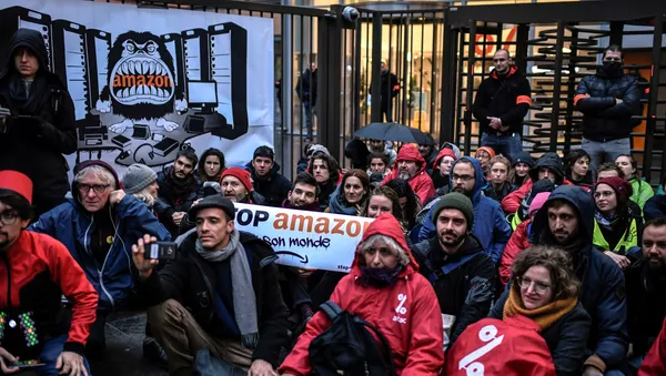anti Black Friday action in front of Amazon - 俄羅斯衛星通訊社