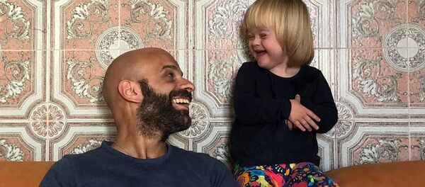  Single gay dad adopts Down’s Syndrome baby who was abandoned by  20 families - 俄罗斯卫星通讯社