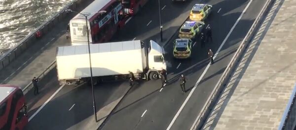 Полицейские автомобили и сотрудники полиции на Лондонском мосту Полицейские автомобили и сотрудники полиции на Лондонском мосту - 俄罗斯卫星通讯社