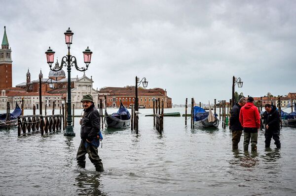 洪水期間威尼斯街道上的行人 - 俄羅斯衛星通訊社