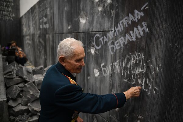 第二次世界大戰的老兵羅斯蒂斯拉夫·德米特里耶維奇·比加諾夫在國會大廈歷史藝術全景牆“柏林戰役”上題詞 - 俄羅斯衛星通訊社