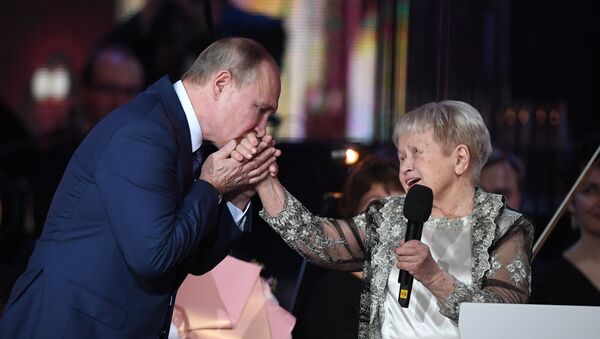俄罗斯总统弗拉基米尔·普京在作曲家、苏联人民艺术家亚历山德拉•帕赫穆托娃的周年纪念晚会上 - 俄罗斯卫星通讯社