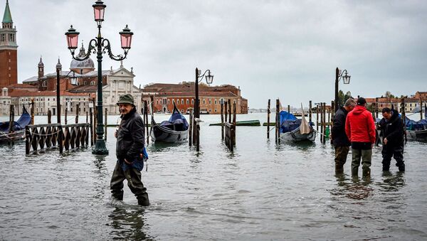 Прохожие на одной из улиц в Венеции во время наводнения - 俄罗斯卫星通讯社