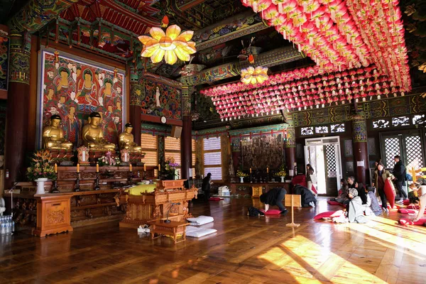 高層大型娛樂購物中心COEX不遠處就是古老的奉恩寺。 高層大型娛樂購物中心COEX不遠處就是古老的奉恩寺。