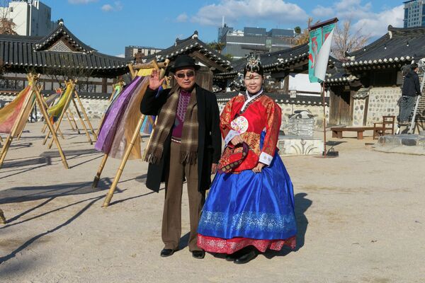 Кореянка в национальном традиционном костюме Ханбок. - 俄罗斯卫星通讯社