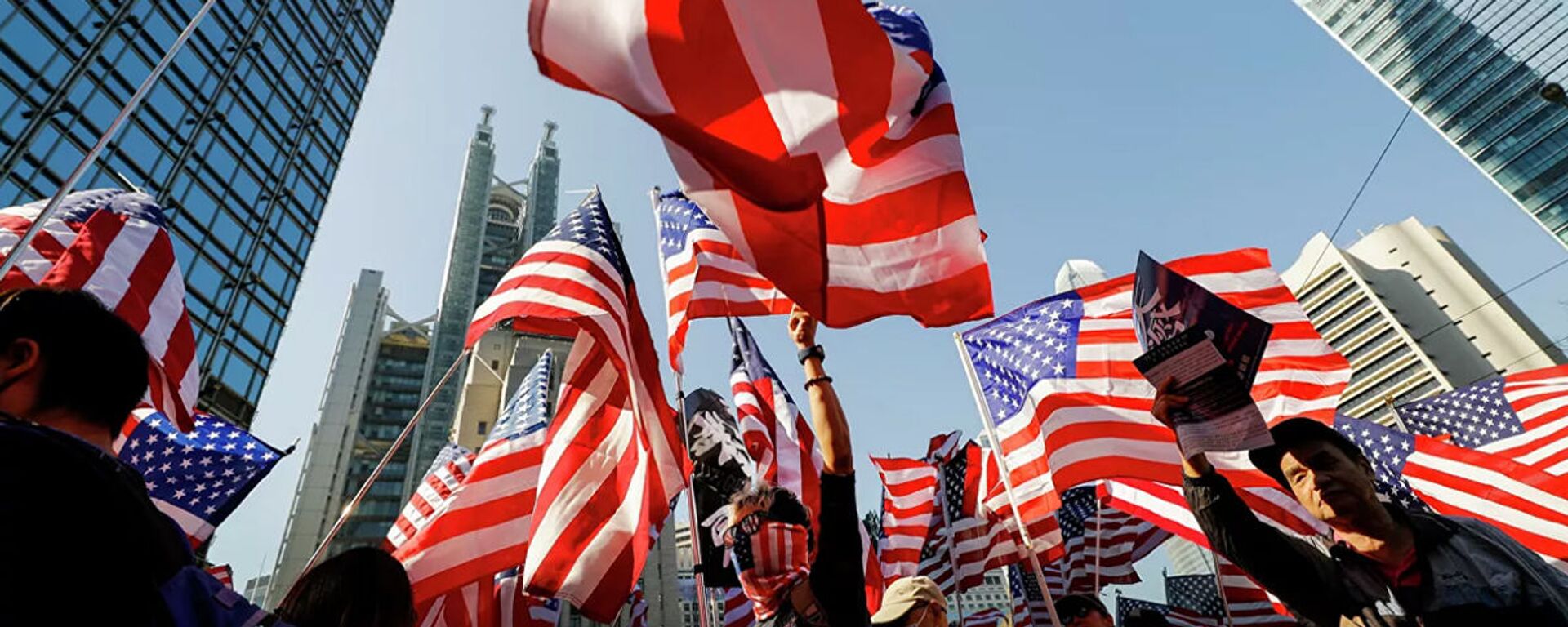 Протестующие c американскими флагами в Гонконге - 俄罗斯卫星通讯社, 1920, 02.12.2019