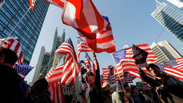 Протестующие c американскими флагами в Гонконге - 俄羅斯衛星通訊社